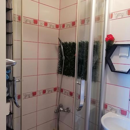 Small Low Cost Studio Белград Екстер'єр фото