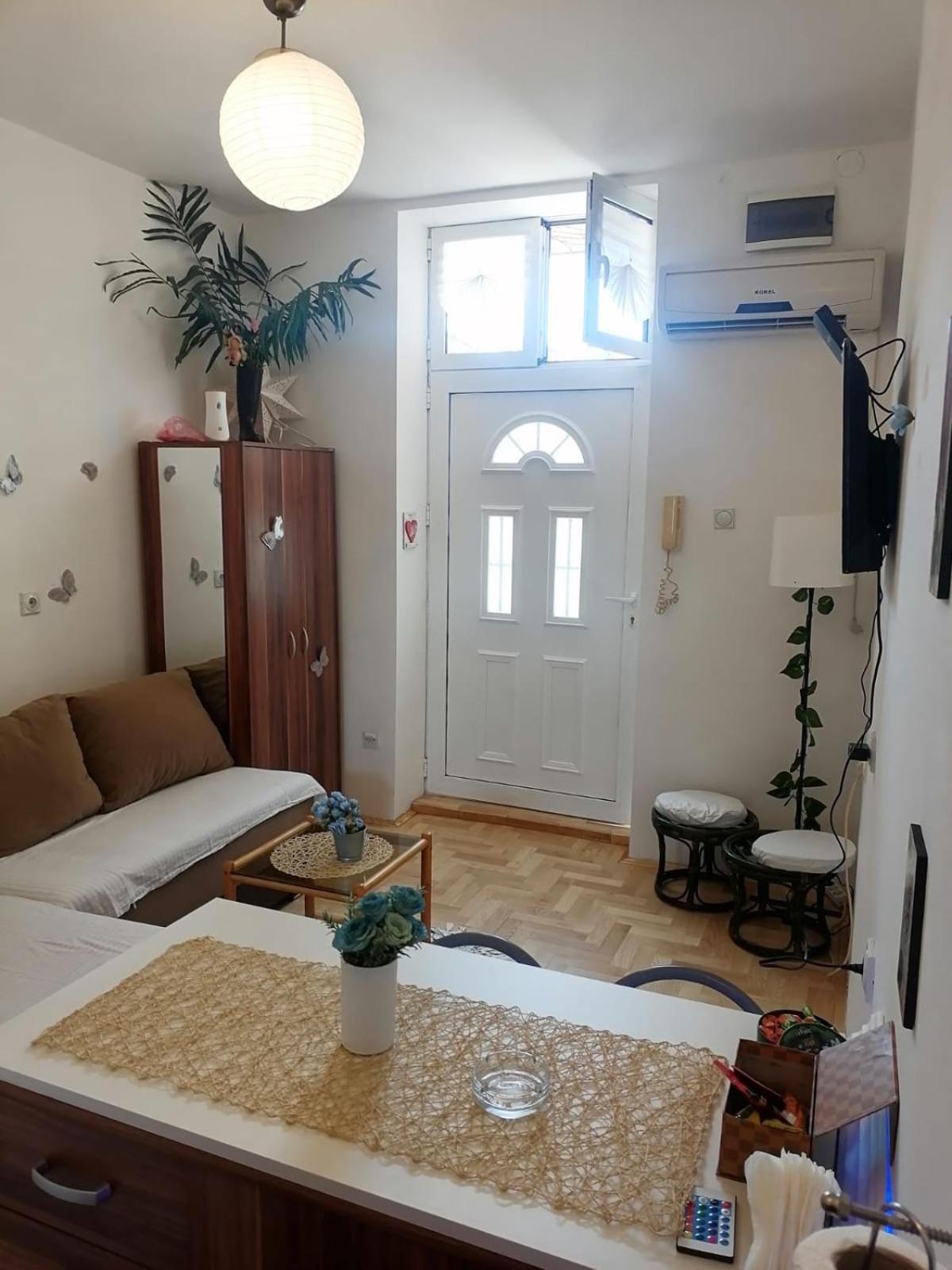 Small Low Cost Studio Белград Екстер'єр фото