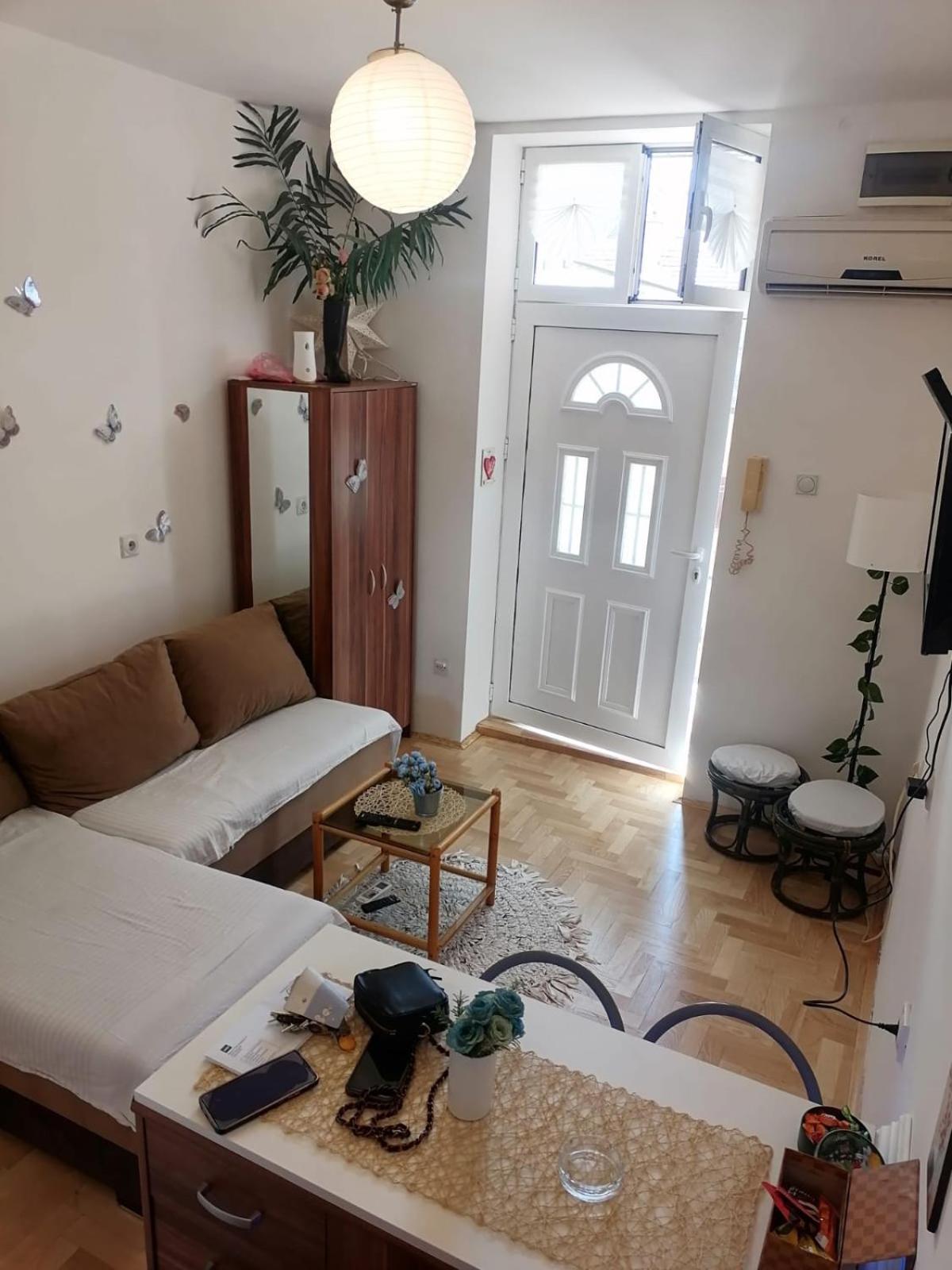 Small Low Cost Studio Белград Екстер'єр фото